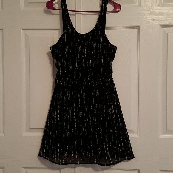 H&M Arrow Print Peekaboo Back Dress - Picture 2 of 4